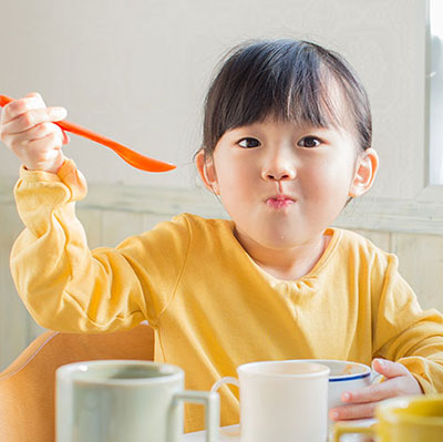 子どもとスープの写真